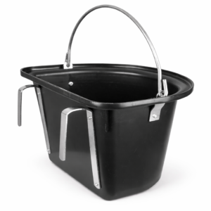 Zwarte ophangvoerbak voor paarden van kunststof met metalen beugels – stevige voerbak voor stalgebruik