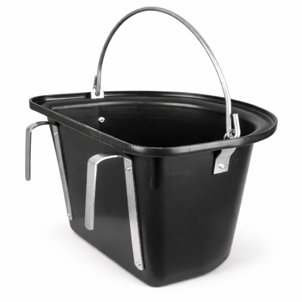 ophangvoerbak-paard-zwart-kunststof-stal Zwarte ophangvoerbak voor paarden van kunststof met metalen beugels – stevige voerbak voor stalgebruik