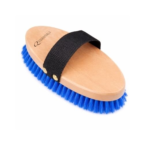 Houten paardenborstel met blauwe haren en zwarte band van QHP Essentials