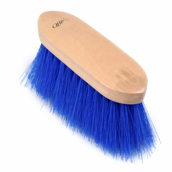 Houten paardenborstel met blauwe haren van QHP voor dagelijkse verzorging van paard en stal