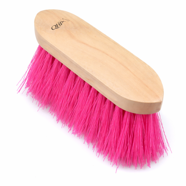 Houten paardenborstel met roze haren van QHP voor dagelijkse verzorging van paard en stal