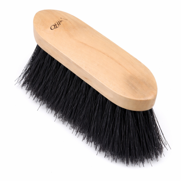 Houten paardenborstel met zwarte haren van QHP voor dagelijkse verzorging van paard en stal